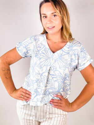 WISKOZOWA BLUZKA Z BŁĘKITNYM,KWIATOWYM MOTYWEM