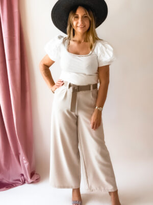 Jasnobeżowe spodnie z paskiem