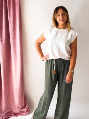 Zielone spodnie z wisozą i paskiem