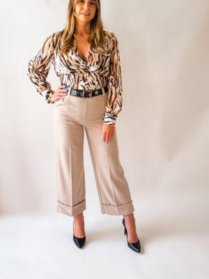 Beżowe spodnie z brązowym paskiem