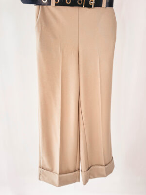 Beżowe spodnie z brązowym paskiem
