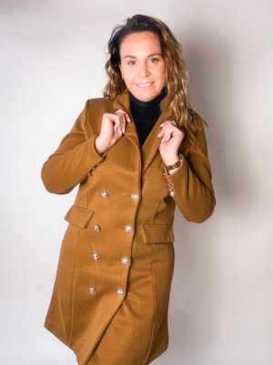 Płaszcz z ozdobnymi guzikami