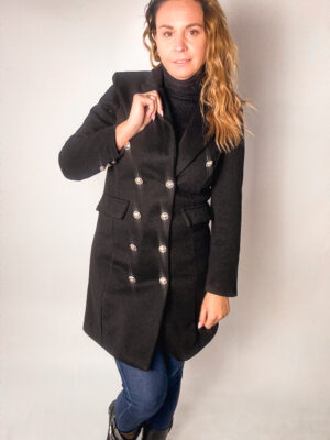 Płaszcz z ozdobnymi guzikami